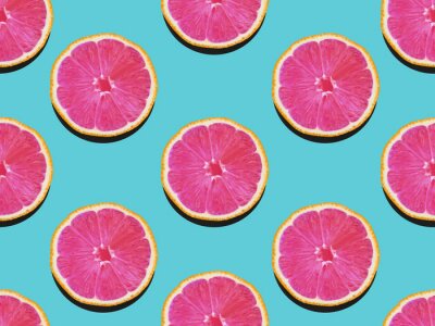 Tapete Rosa Grapefruits auf blauem Hintergrund