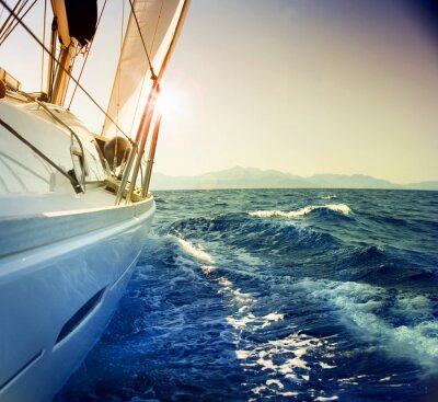 Segelboot auf Wasser sonniger Tag