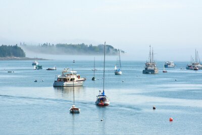 Yachten und Boote auf Wasser