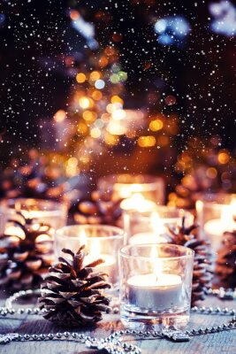 Weihnachten Weihnachten und Neujahr Hintergrund mit Kerzen, Tannenzapfen und